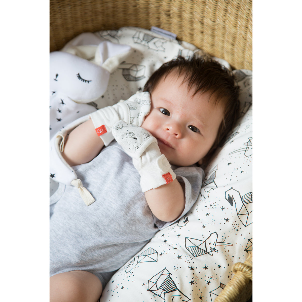 Goumikids Organic Stay On No Scratch Baby Infant Mitts, 0-3M Faces in the Stars - VMInnovations