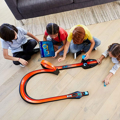 Hot Wheels id Smart Track Starter Kit Set with 3 Exclusive Cars and Race Portal
