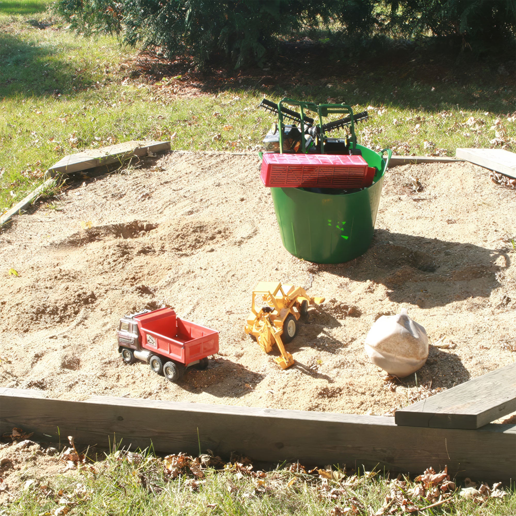 Little Giant 11 Gallon Heavy Duty Farm Bucket Poly/Rubber Flex Tub with Handles - VMInnovations