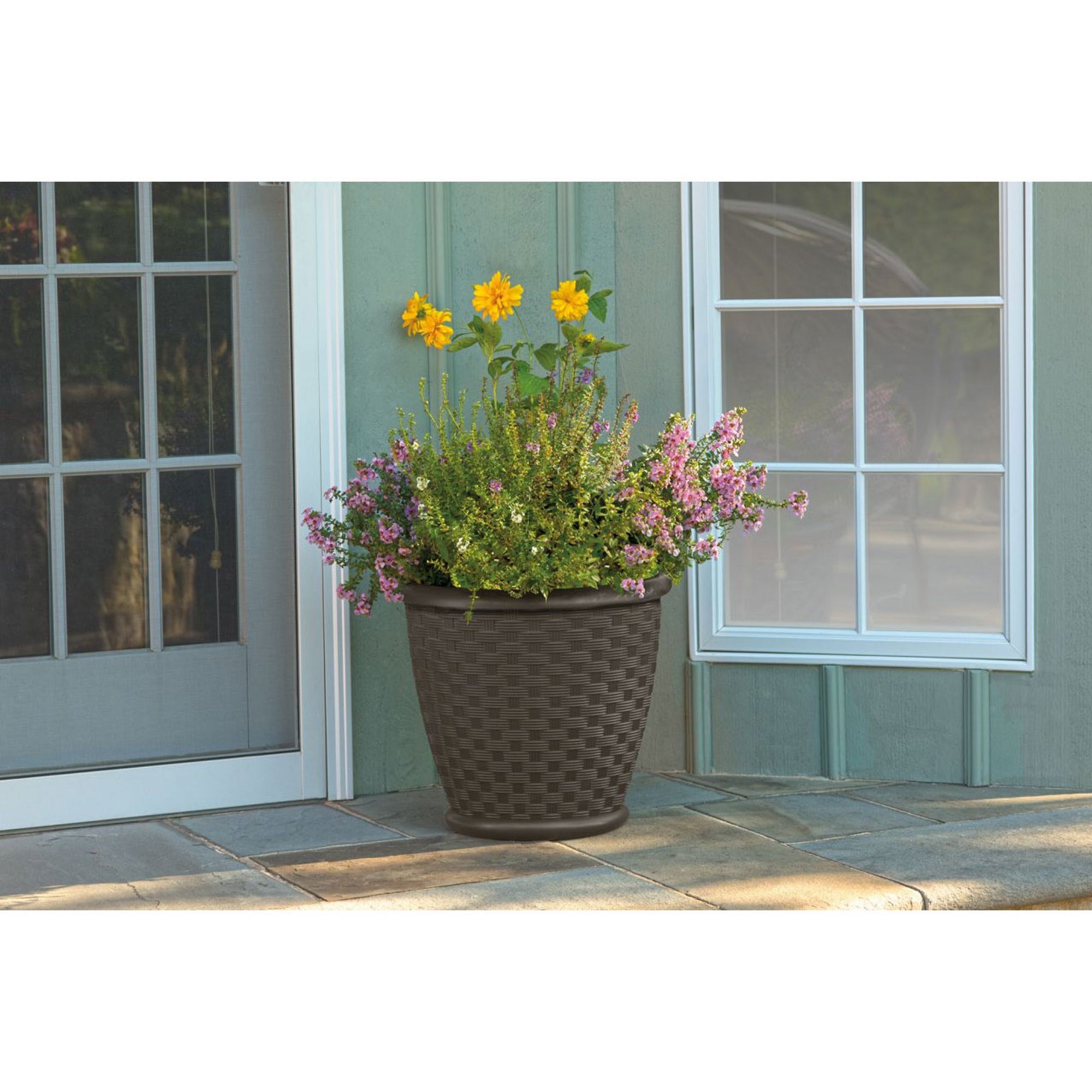 Suncast Sonora 18 Inch Resin Wicker Yard Garden Flower Planter, Brown (Used)
